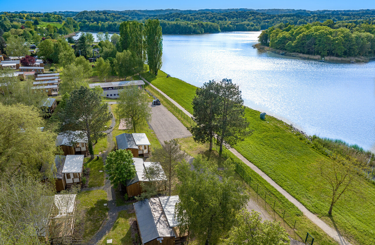 Vue a�rienne du camping, Mobil-homes et lac, CAPFUN Palais de Gaufrette, R�mering (57).