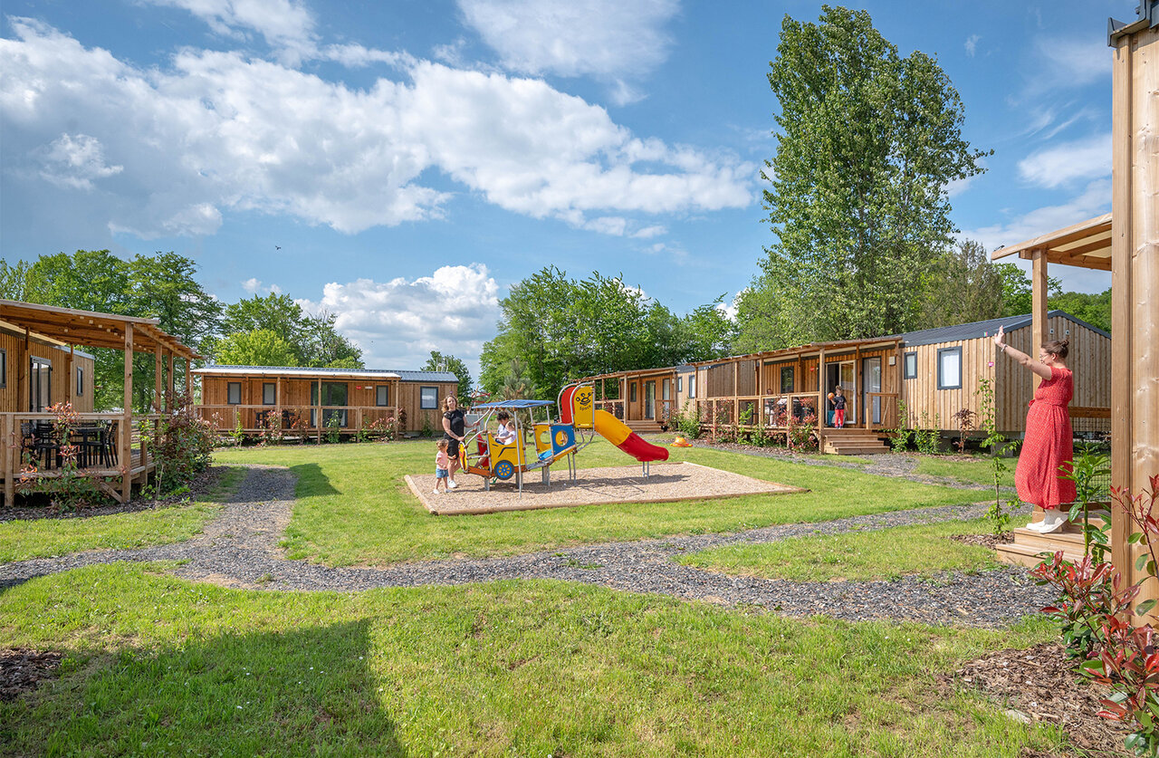 Mobil-homes en bois et aire de jeux au camping CAPFUN Palais de Gaufrette.