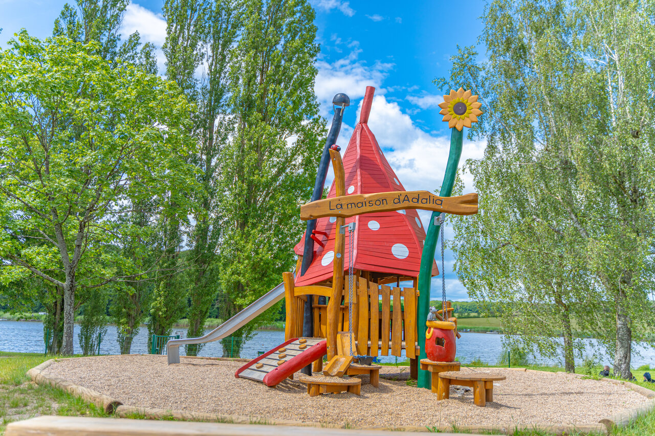 Aire de jeux, toboggan, lac au camping CAPFUN Palais de Gaufrette � R�mering.