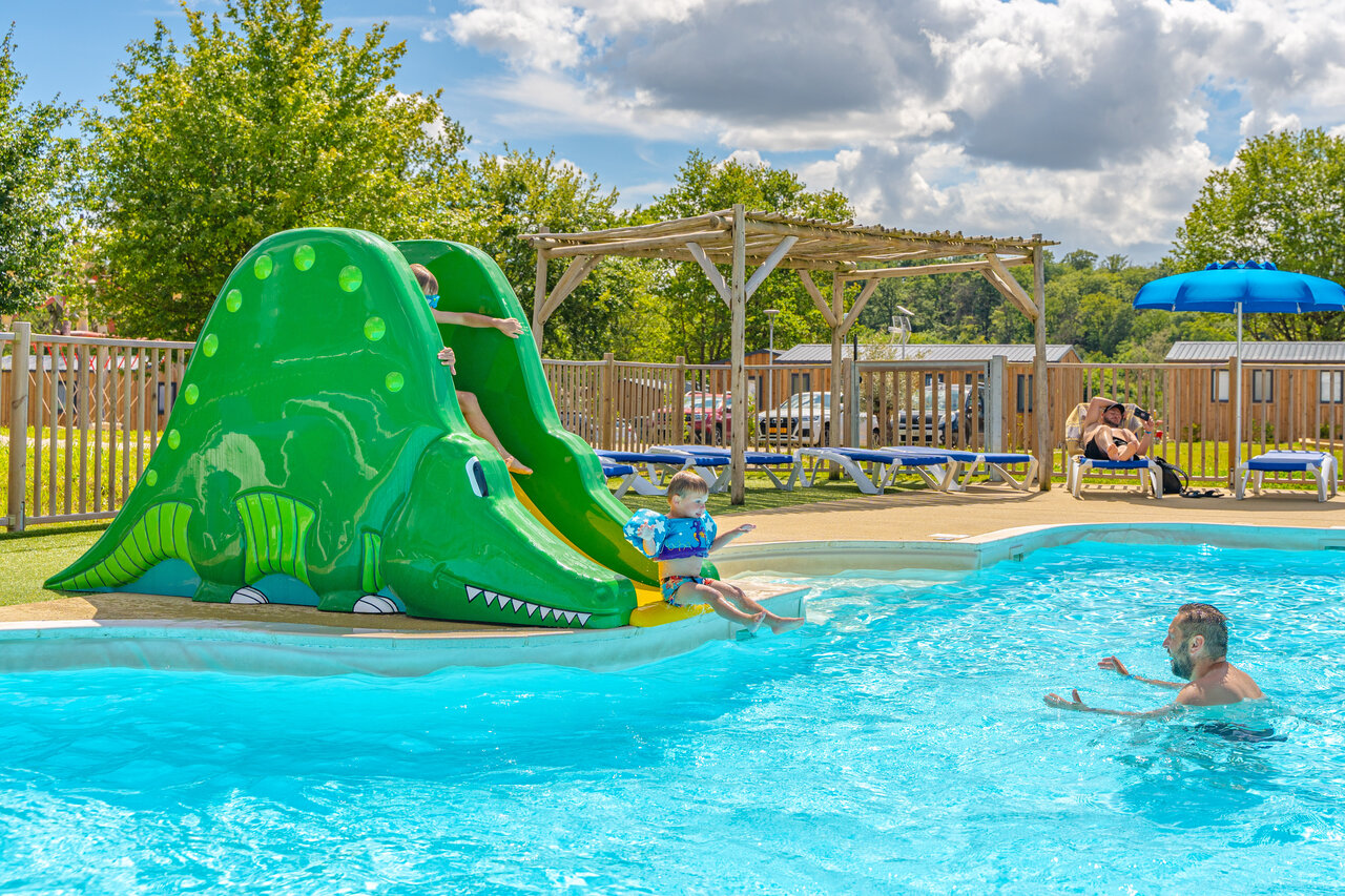 Piscine, toboggan crocodile, enfants au camping CAPFUN Palais de Gaufrette � R�mering les Puttelange (57).