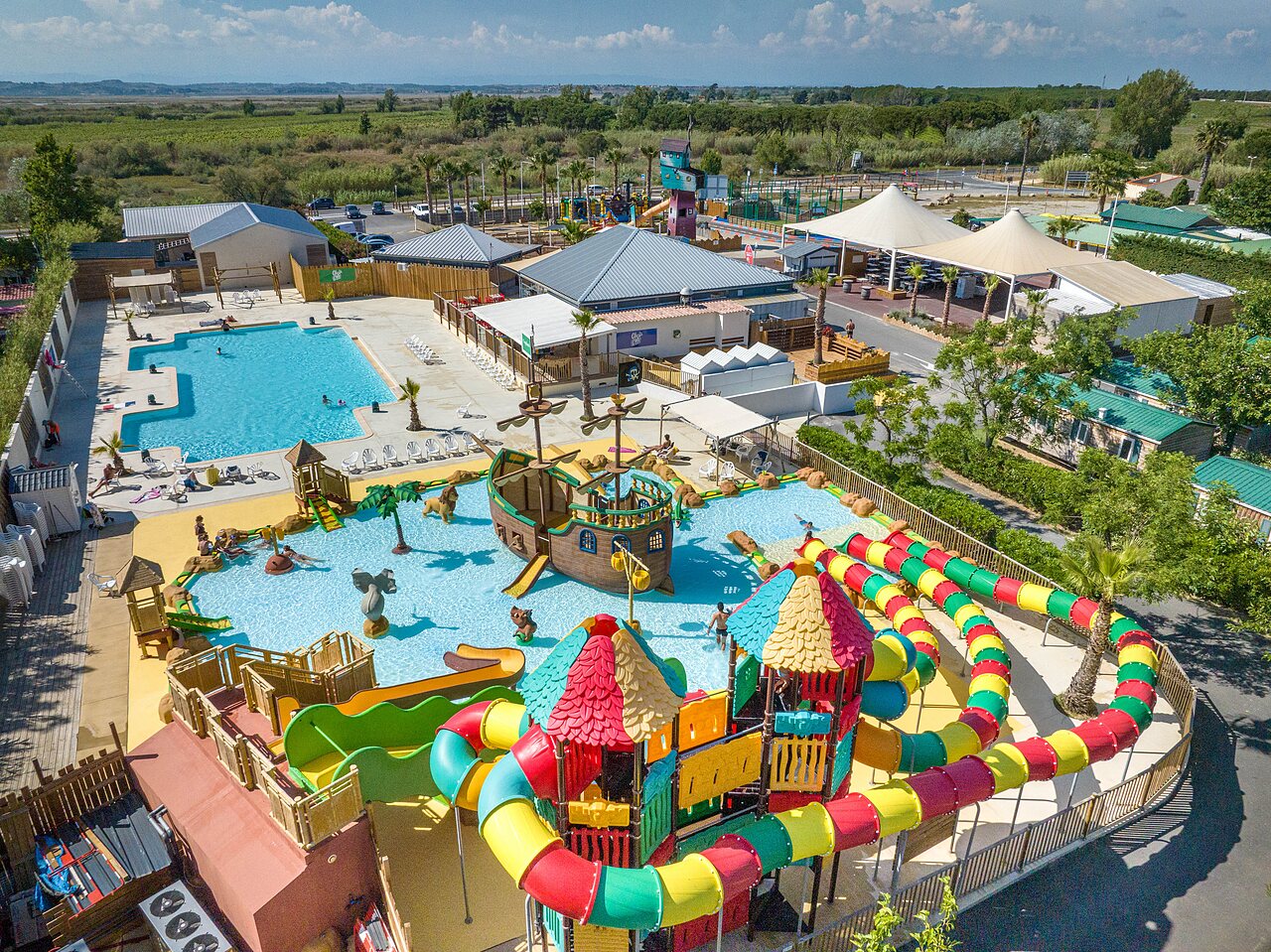 Grand parc aquatique au camping CLICOCHIC Palmira Beach � Vendres-Plage (34).