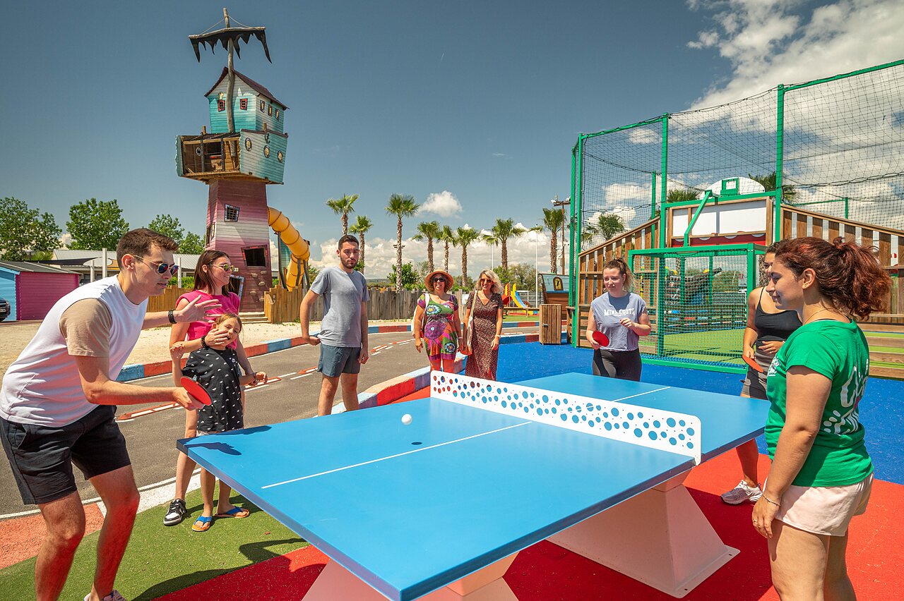 Tennis de table en famille au camping CLICOCHIC Palmira Beach � Vendres-Plage (34).