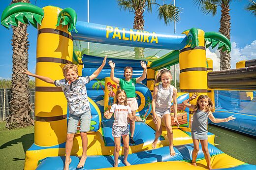 Structure gonflable pour enfants au camping CLICOCHIC Palmira Beach à Vendres-Plage.