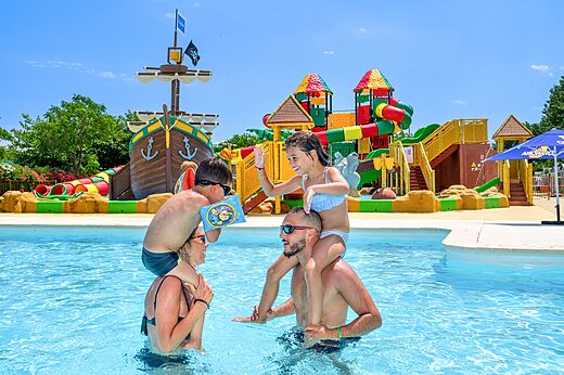 Piscine, jeux aquatiques, famille au camping CLICOCHIC Palmira Beach à Vendres-Plage.