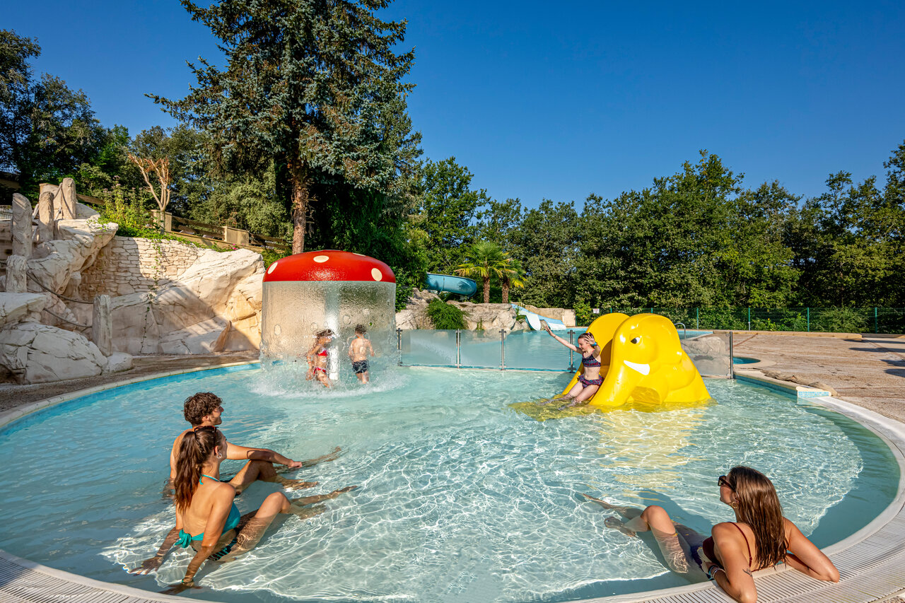 Piscine ext�rieure, jeux aquatiques, enfants, adultes au CAPFUN Palombi�re Sarlat (24).