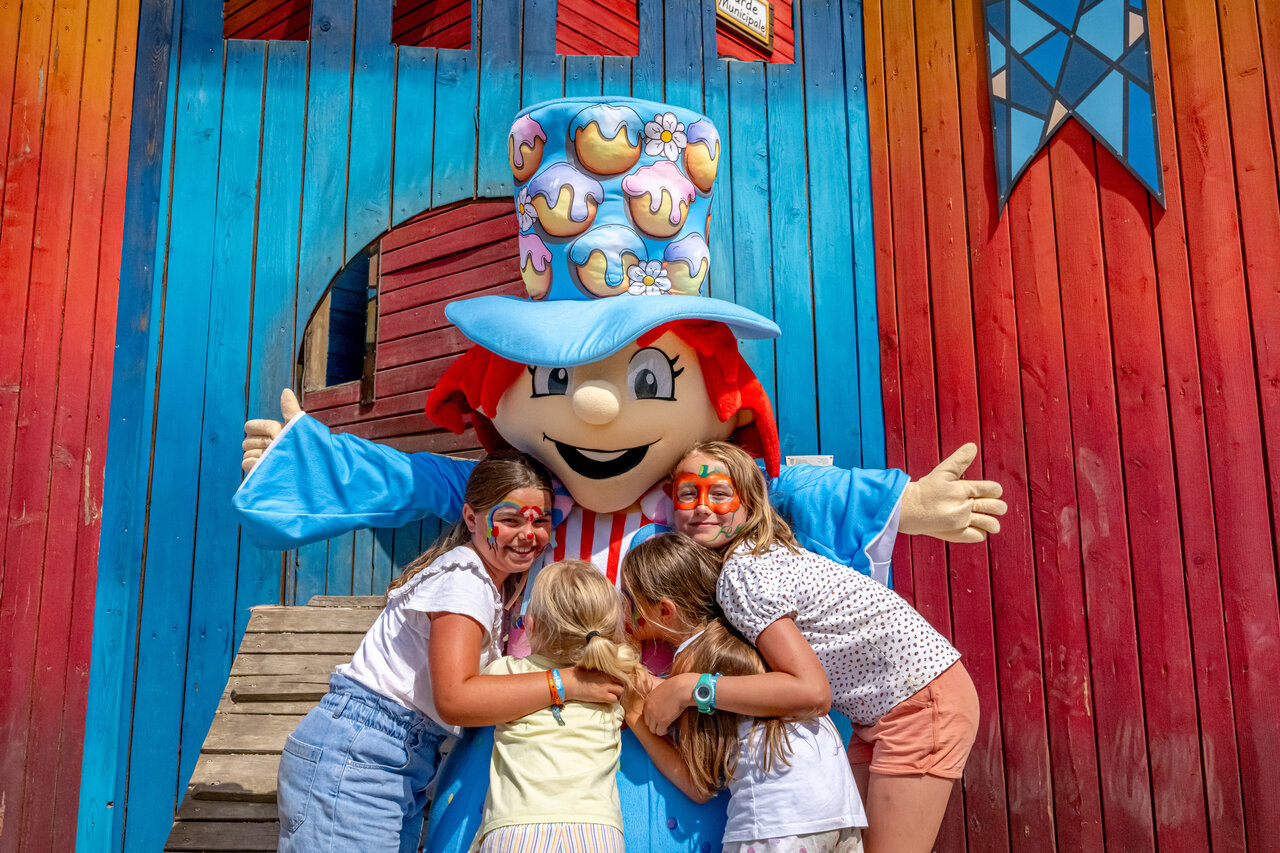 Mascotte joyeuse et enfants maquill�s, animation au camping CAPFUN Palombi�re � Sarlat (24).