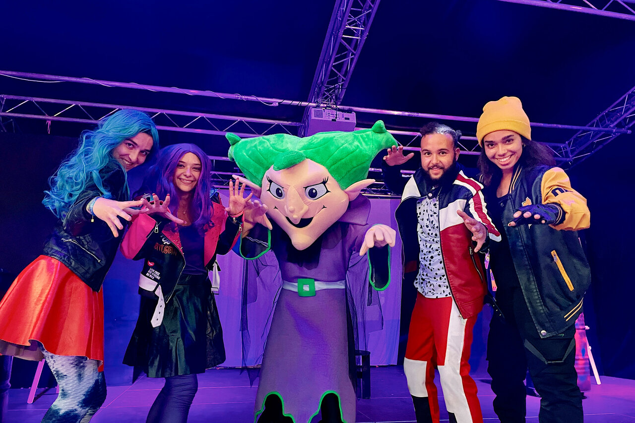 Animation spectacle avec personnages et animateurs au camping CAPFUN Palombi�re � Sarlat (24).