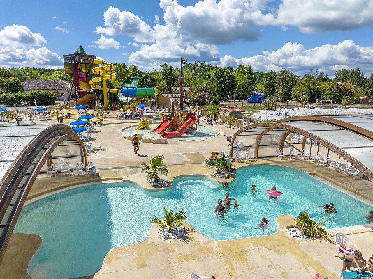 Parc aquatique avec toboggans g�ants et piscines au camping CAPFUN Paradis de Bazas � BAZAS (33).