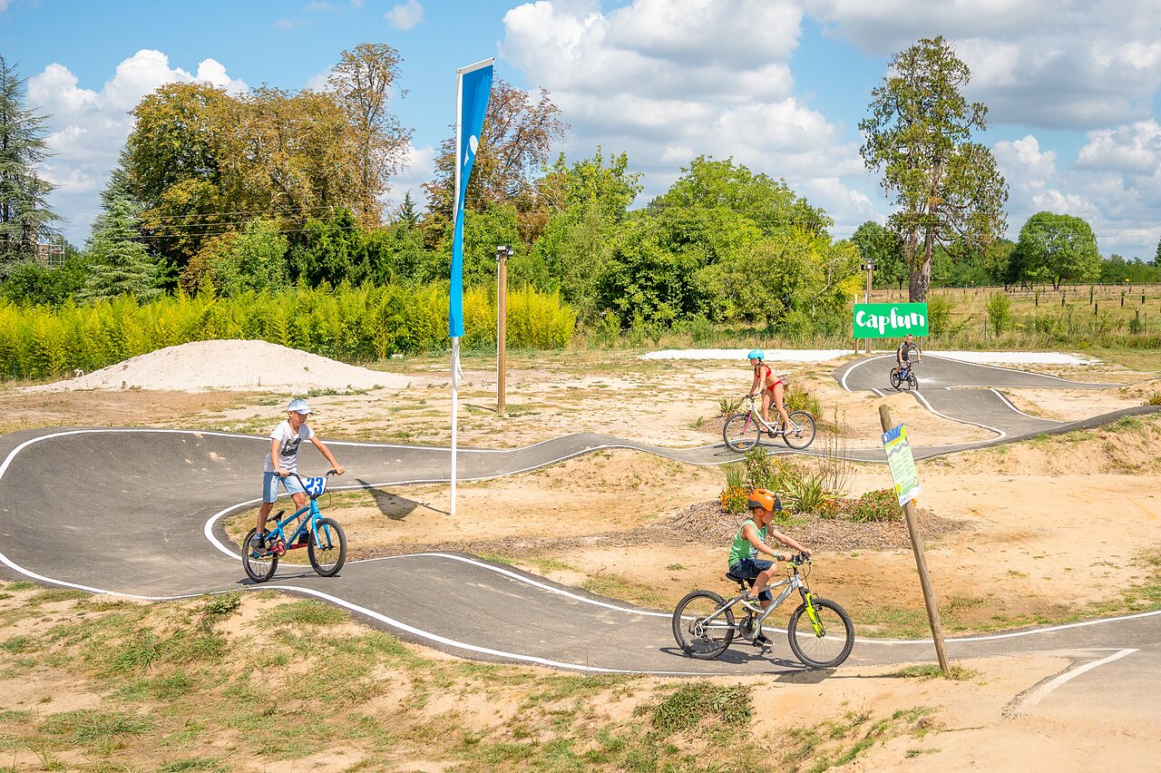 Pumptrack et enfants � v�lo au camping CAPFUN Paradis de Bazas � BAZAS (33).