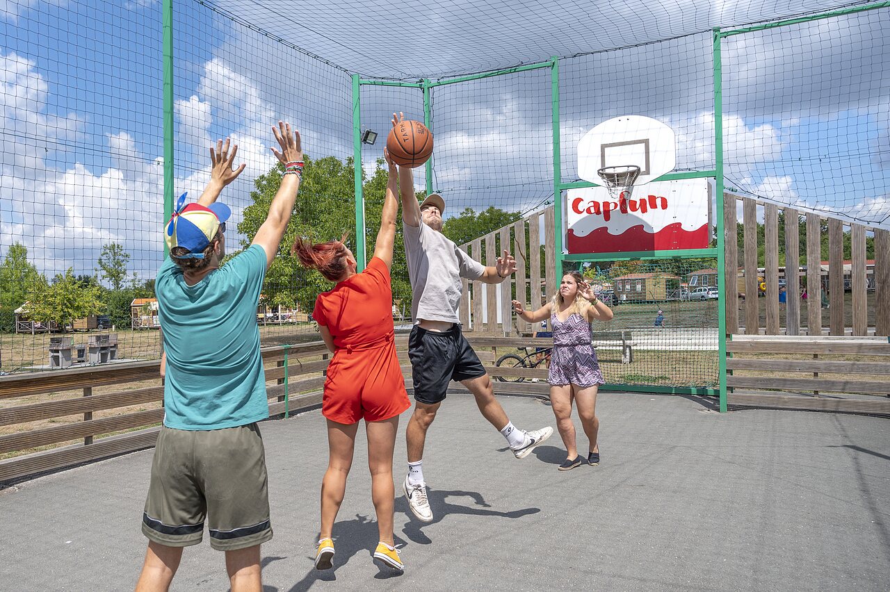 Partie de basketball sur terrain multisport au camping CAPFUN Paradis de Bazas � BAZAS (33).