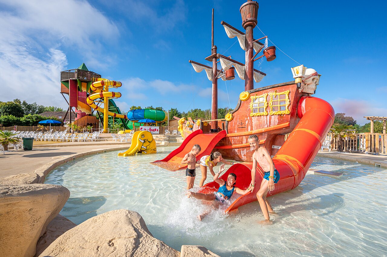Toboggans aquatiques, bateau pirate, enfants au camping CAPFUN Paradis de Bazas (33).