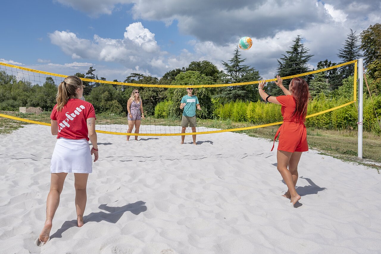 Beach-volley anim� au camping CAPFUN Paradis de Bazas � BAZAS (33).