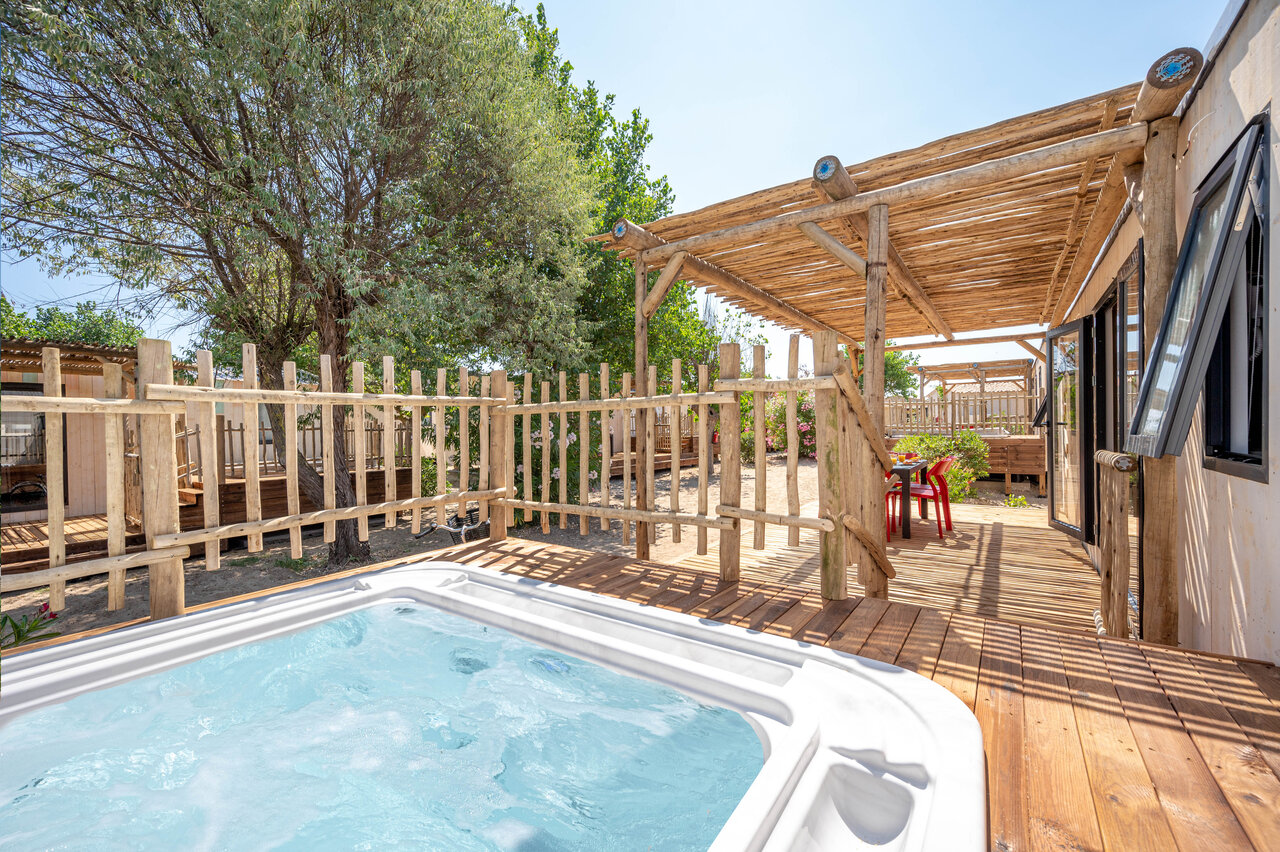 Jacuzzi priv� et terrasse en bois d'un Mobil-home au camping CLICOCHIC Paradou.