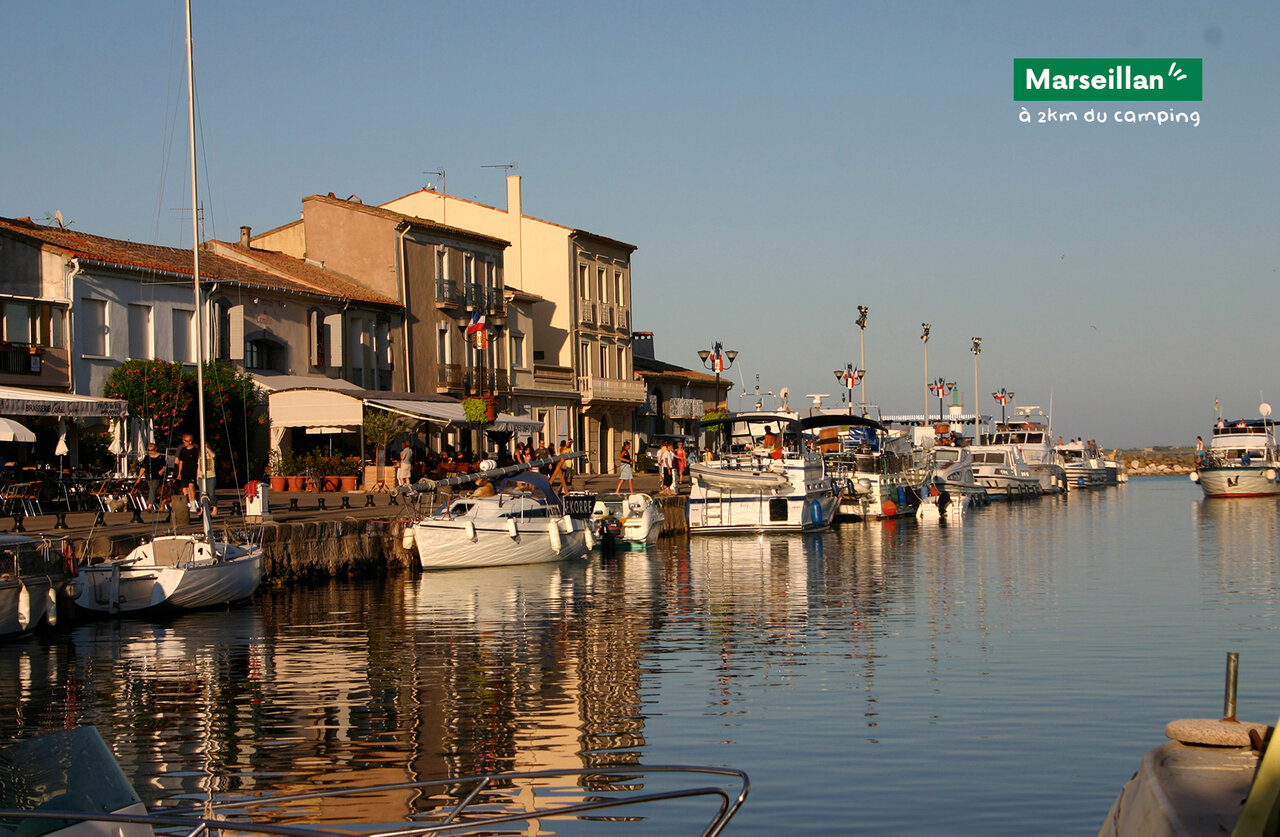 Port de Marseillan avec bateaux et terrasses anim�es, � visiter pr�s du camping.