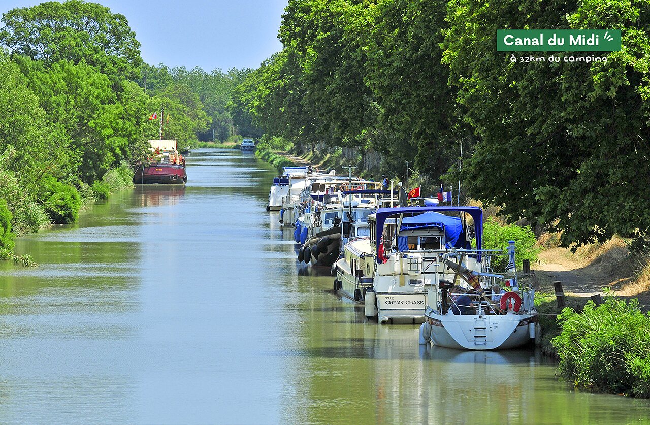 Canal du Midi avec bateaux amarr�s, lieu � visiter pr�s de Marseillan-Plage.