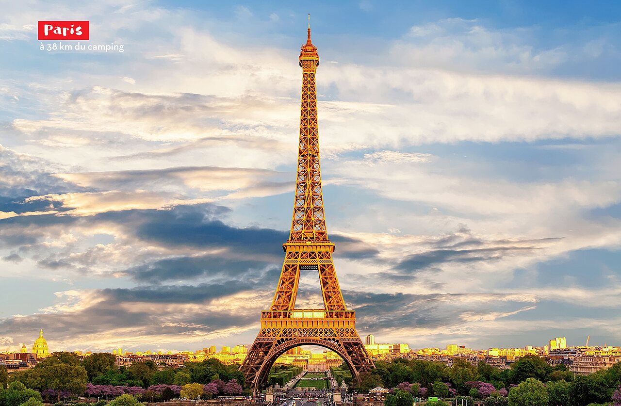 Tour Eiffel embl�matique de Paris, ville lumi�re � visiter pr�s du camping.