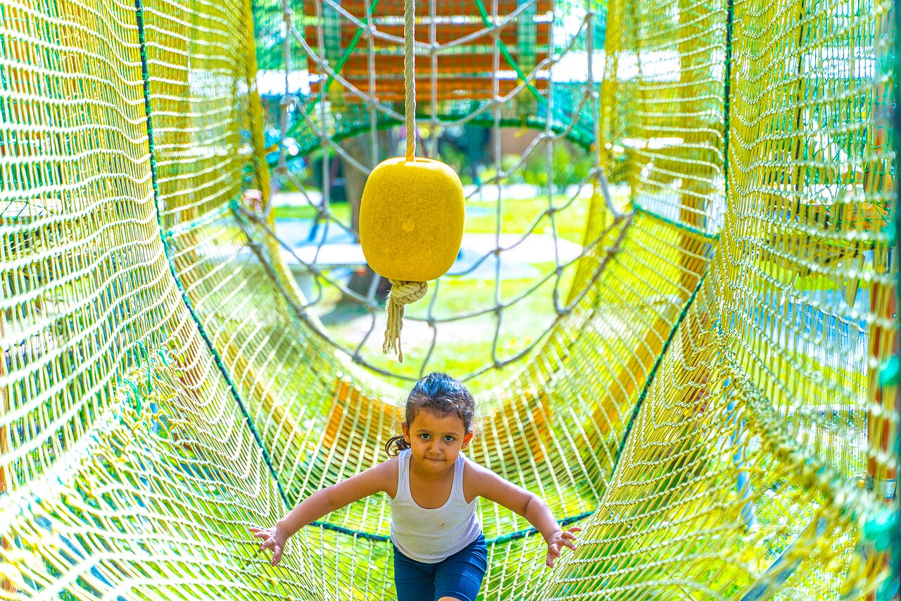 Enfant dans tunnel de jeux en filet au camping CAPFUN Parc de Paris � Villevaud� (77).