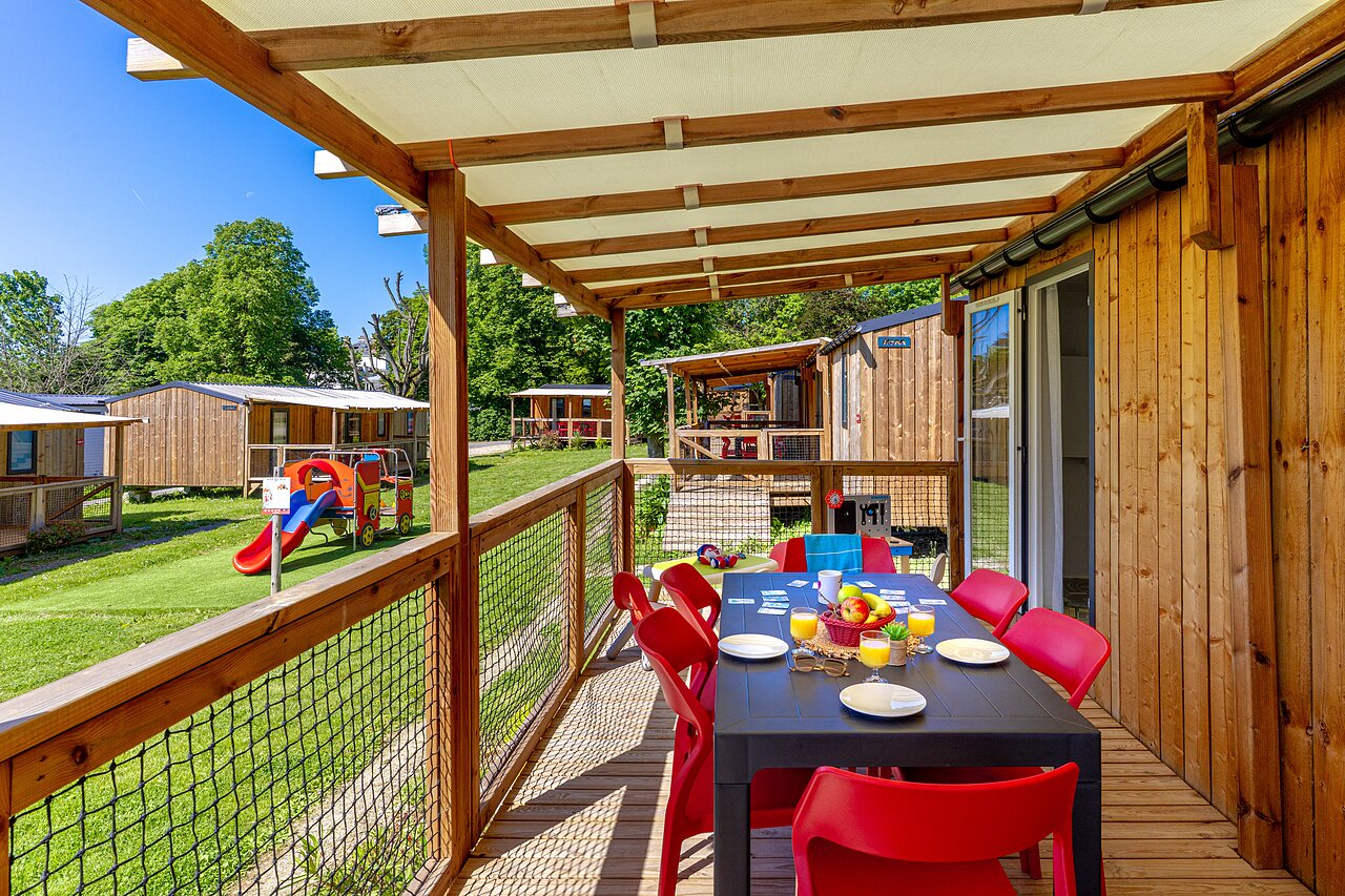 Terrasse Mobil-home, table repas, jeux enfants, CAPFUN Parc de Paris (77).