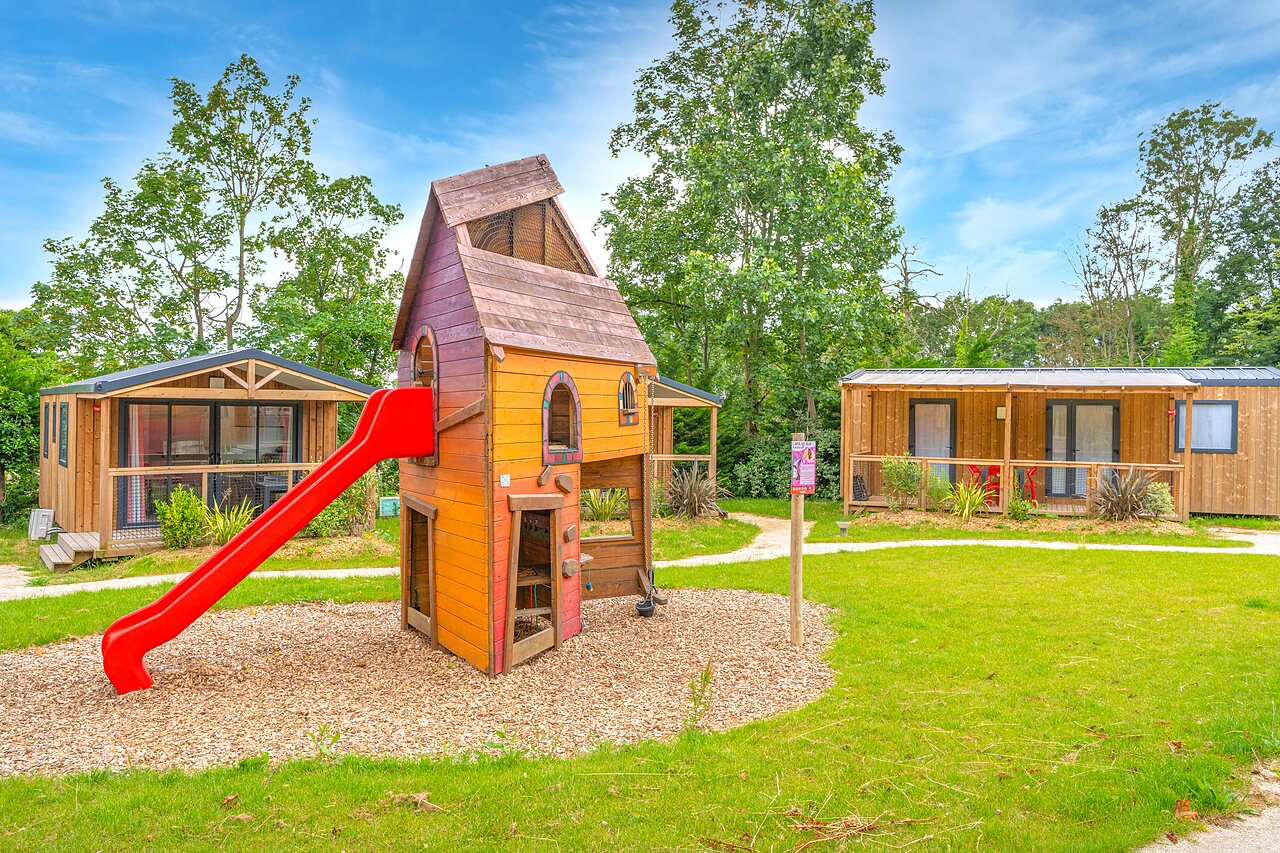 Aire de jeux avec toboggan et Mobil-homes au camping CAPFUN Parc de Paris � Villevaud� (77).