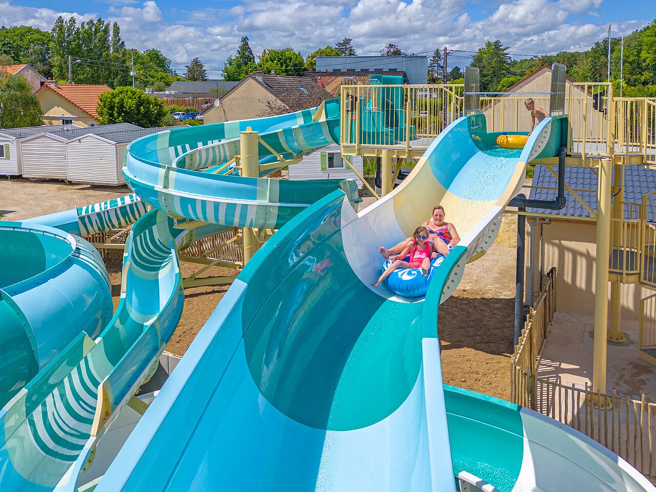Toboggans aquatiques g�ants et enfants s'amusant au camping CAPFUN Parc de Paris � Villevaud� (77).