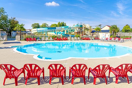 Piscine extérieure, toboggans aquatiques au camping CAPFUN Parc de Paris à Villevaudé