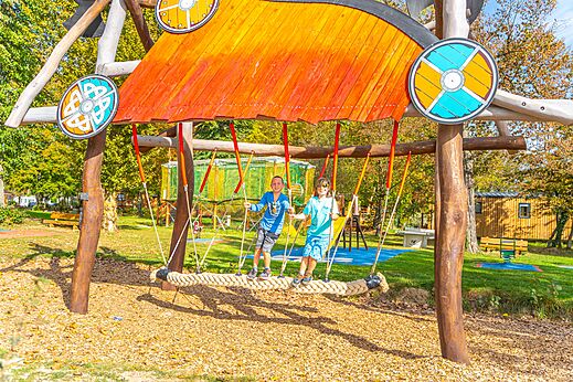 Balançoire géante enfants au camping CAPFUN Parc de Paris à Villevaudé (77).