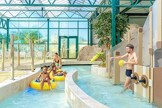 Piscine couverte, rivi�re ludique pour familles au camping CAPFUN Parc de Paris � Villevaud� (77).