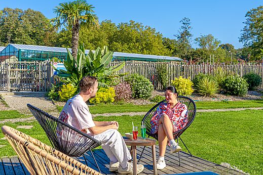 Couple d�tendu boissons au camping CAPFUN Parc de Paris � Villevaud� (77).