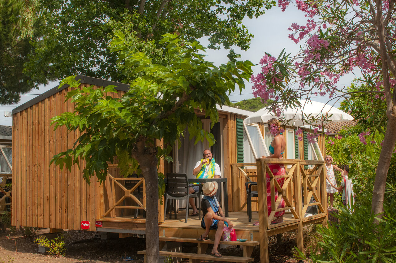 Mobil-home avec terrasse en bois et famille au CAPFUN Parc et Plage Hy�res.