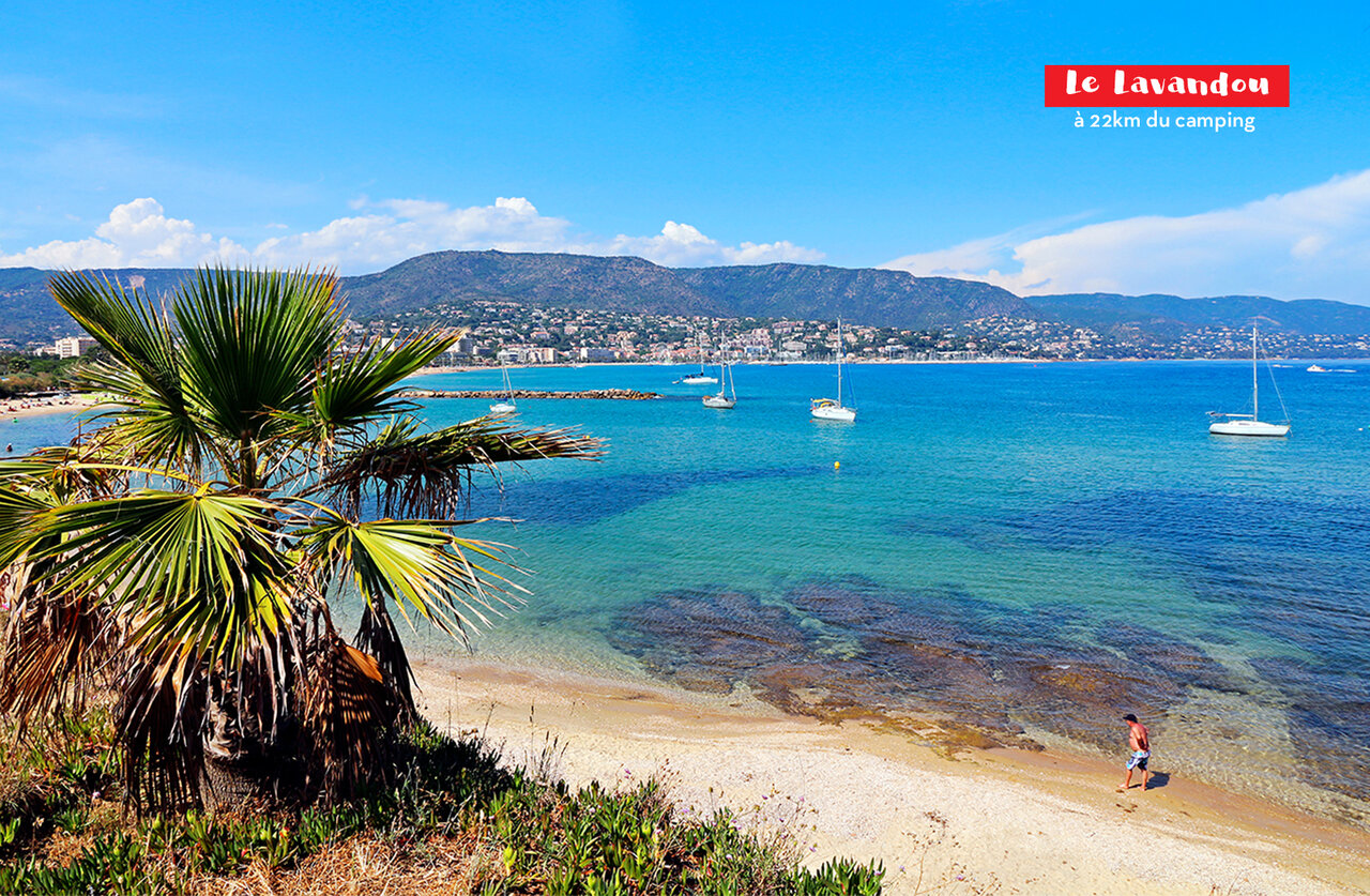 Plage de sable et mer turquoise de Le Lavandou, ville � visiter pr�s de Hy�res.