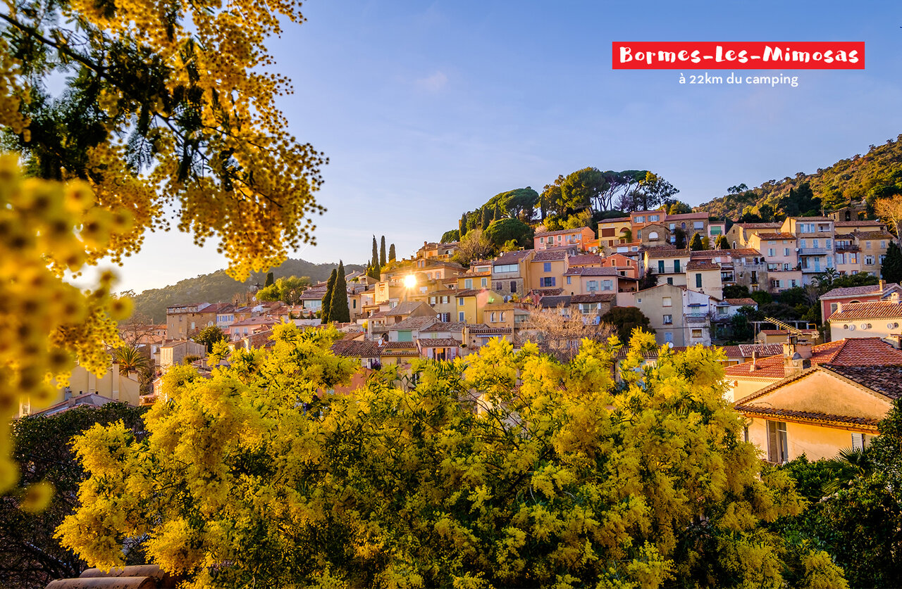 Village fleuri de Bormes-les-Mimosas, lieu touristique � visiter pr�s du camping.