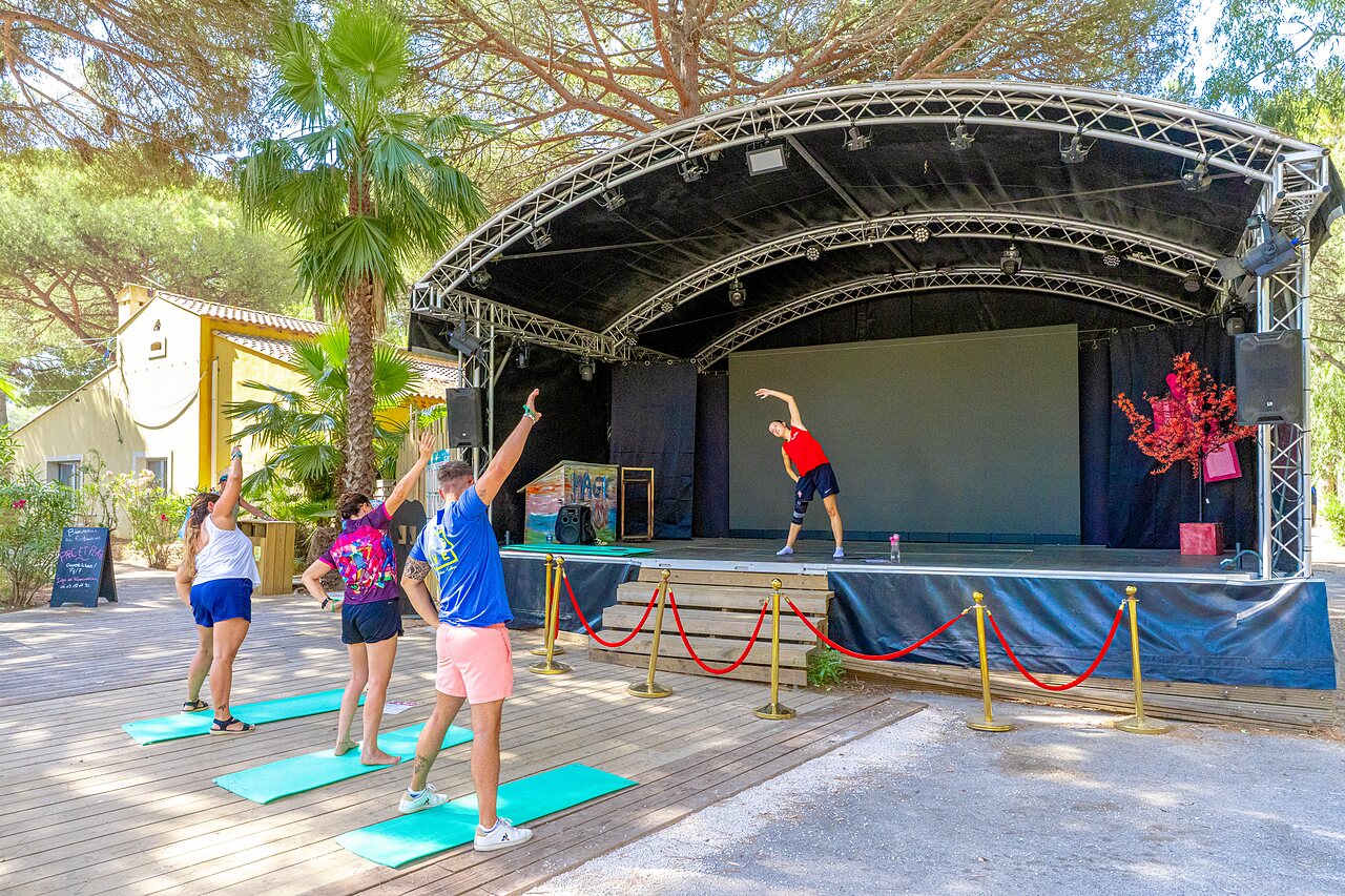 Animation fitness sur sc�ne au camping CAPFUN Parc et Plage � Hy�res les Palmiers.