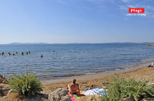 Plage de sable ensoleill�e au camping CAPFUN Parc et Plage � Hy�res les Palmiers.