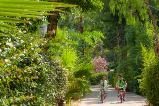 Balade � v�lo sur chemin verdoyant au camping CAPFUN Parc et Plage � Hy�res.