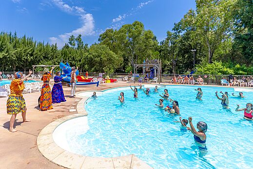 Animation aquatique et piscine extérieure au CAPFUN Parc et Plage à Hyères.