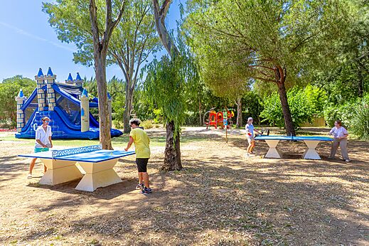 Ping-pong et château gonflable au camping CAPFUN Parc et Plage Hyères.