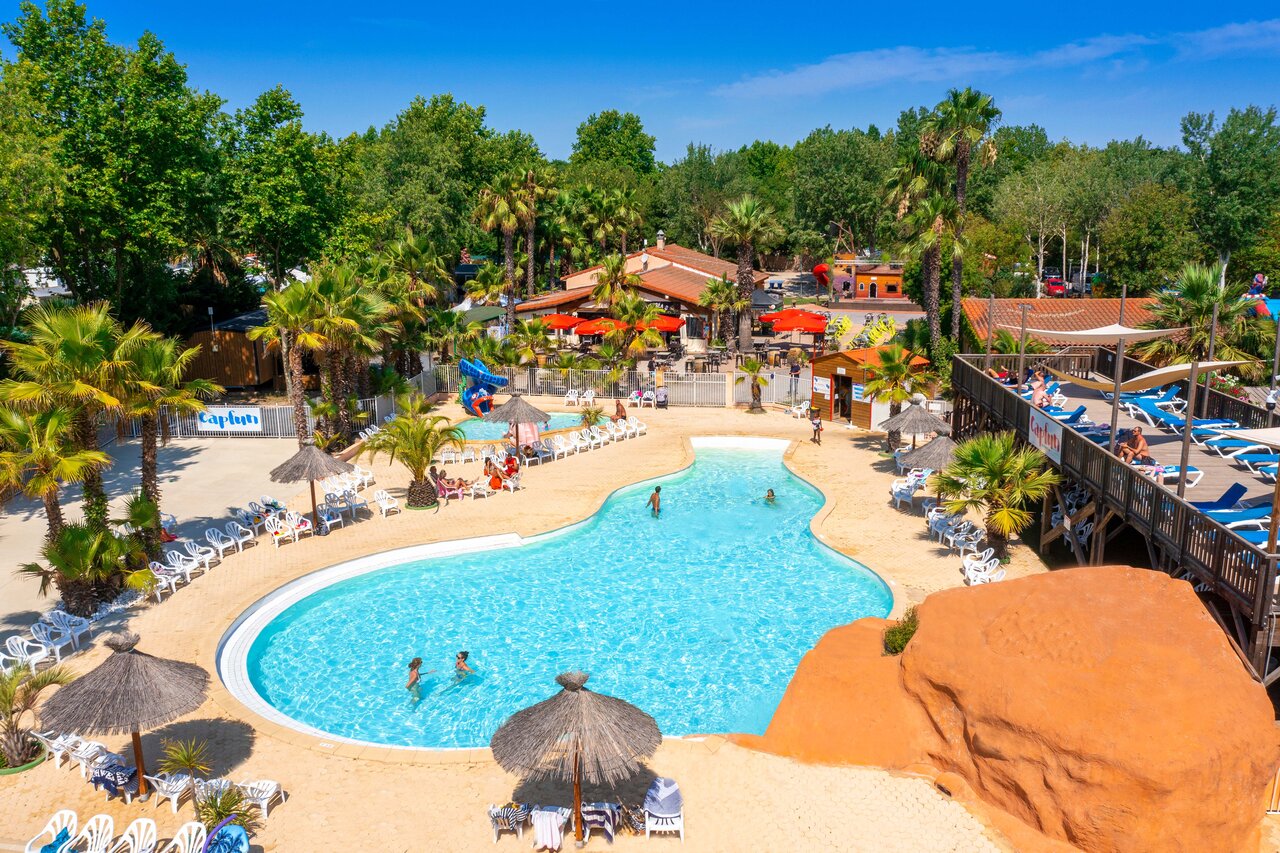 Piscine lagon, toboggan et transats au camping CAPFUN Paris Roussillon � ARGELES SUR MER (66).