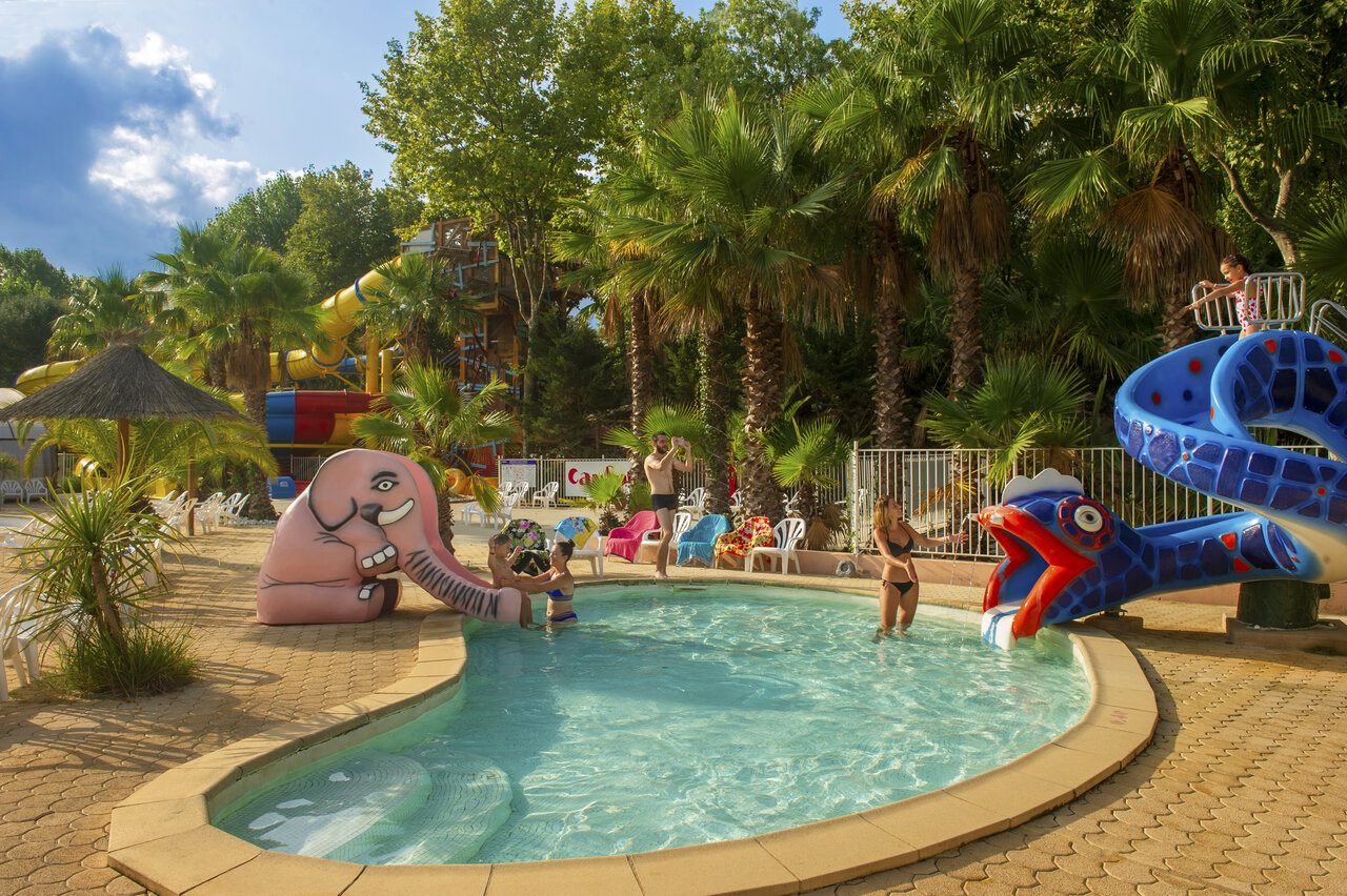 Piscine ext�rieure, toboggans et jeux aquatiques au camping CAPFUN Paris Roussillon.