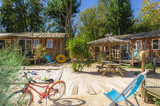 Mobil-homes en bois et jeux au camping CAPFUN Paris Roussillon à ARGELES SUR MER. Mobil-homes en bois et jeux au camping CAPFUN Paris Roussillon à ARGELES SUR MER.