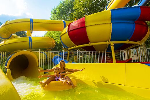 Toboggan aquatique géant et piscine au camping CAPFUN Paris Roussillon à ARGELES SUR MER (66).