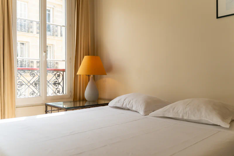 Chambre double confortable avec lit blanc et fen�tre, au camping CAPFUN Hotel Paris Saint Germain � PARIS (75).