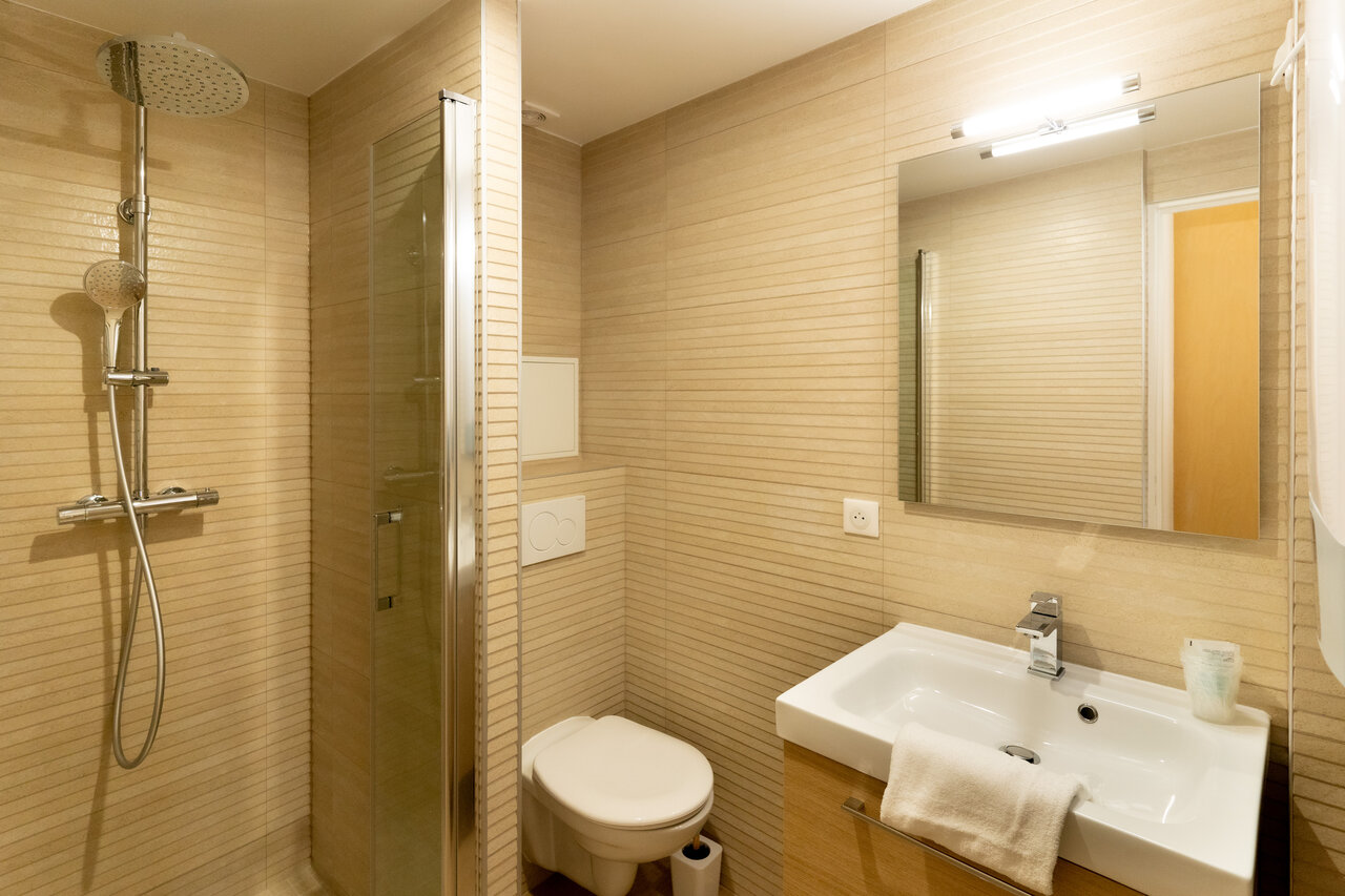 Salle de bain compl�te au camping CAPFUN Hotel Paris Saint Germain � PARIS.