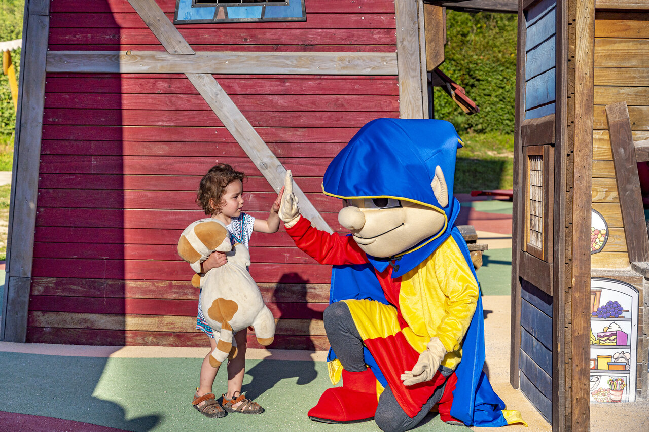 Mascotte enfant high-five au camping CAPFUN Pergola � Marigny (39).