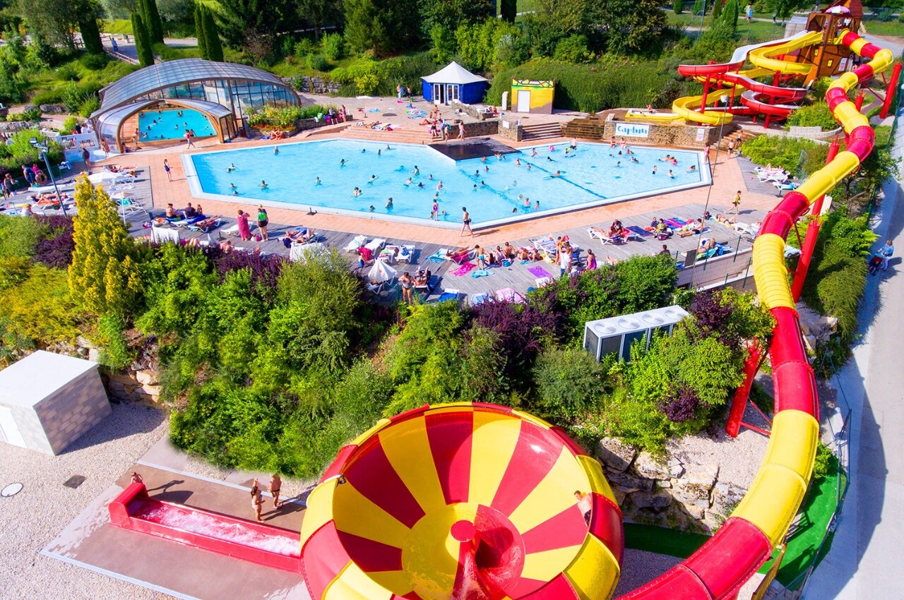 Toboggans aquatiques g�ants et piscines ext�rieures au camping CAPFUN Pergola � Marigny (39).