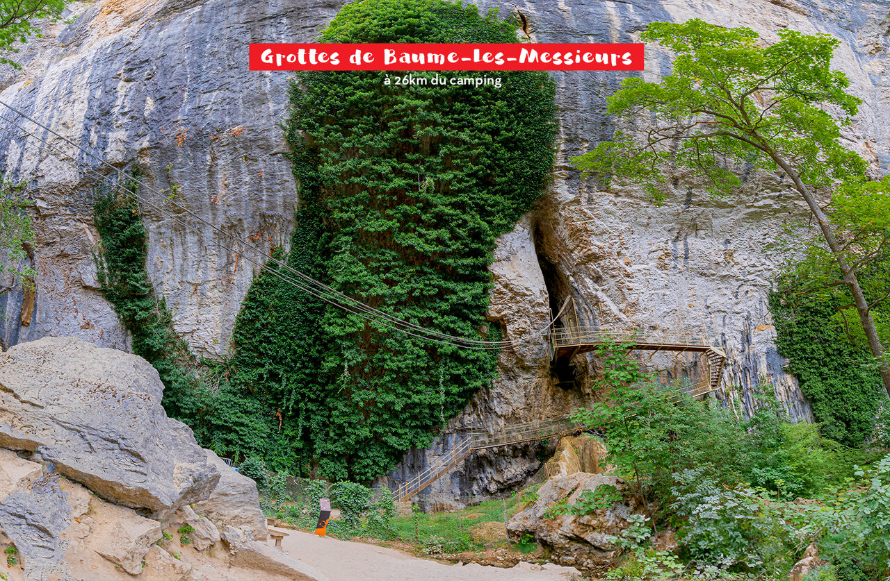 Grottes de Baume-les-Messieurs, site naturel et touristique � visiter pr�s du camping.