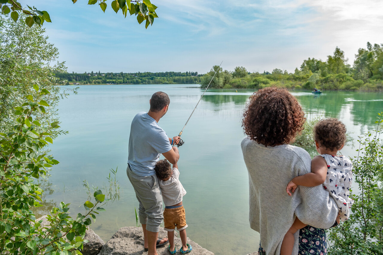Famille p�chant au bord d'un lac paisible, nature luxuriante au camping CAPFUN Pergola � Marigny (39).