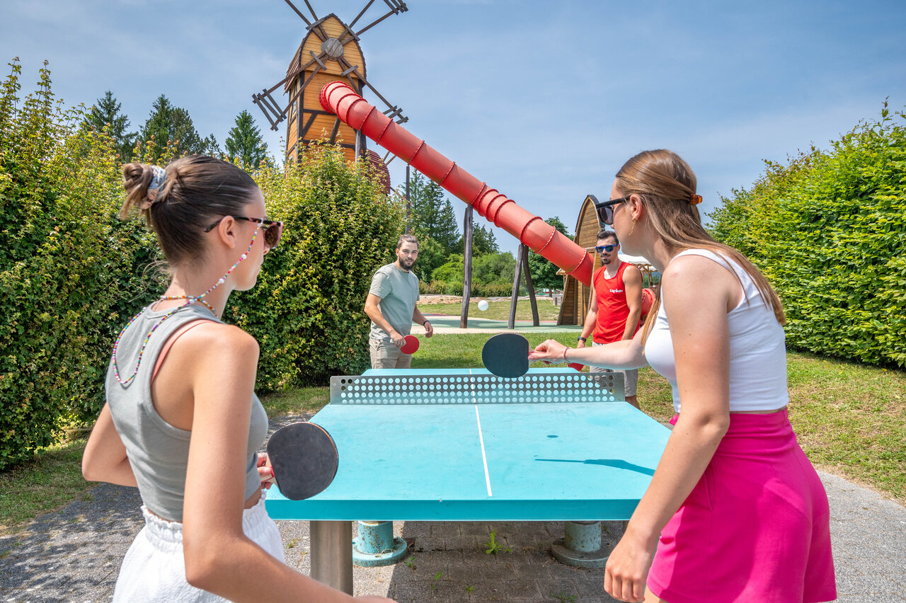 Jeunes jouant au ping-pong ext�rieur, toboggan g�ant au camping CAPFUN Pergola � Marigny.