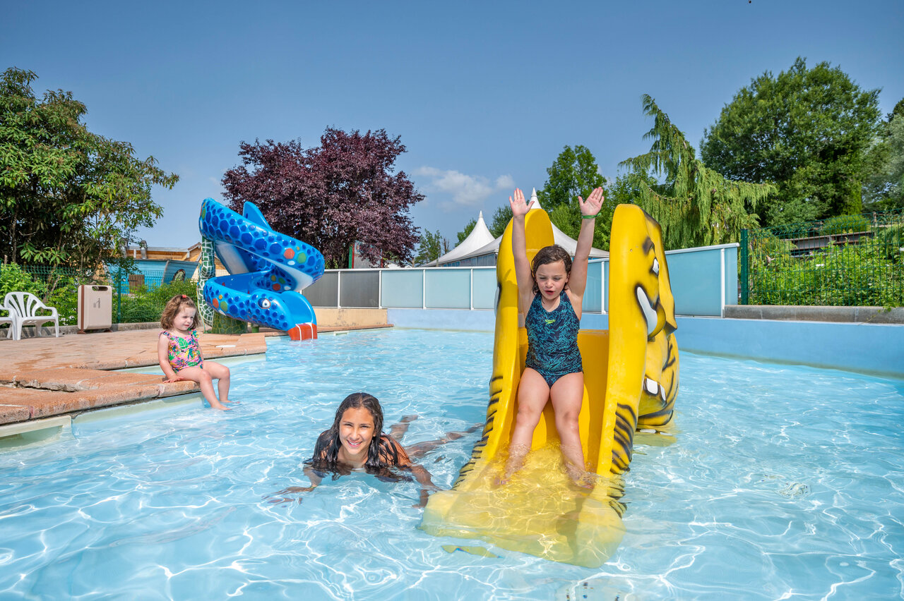 Piscine ext�rieure avec toboggans aquatiques et enfants au camping CAPFUN Pergola � Marigny (39).