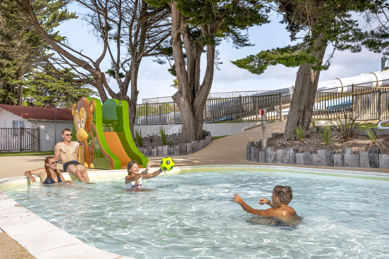 Piscine familiale, toboggan et jeux aquatiques au camping CLICOCHIC Petit Bec � St Hilaire de Riez (85).
