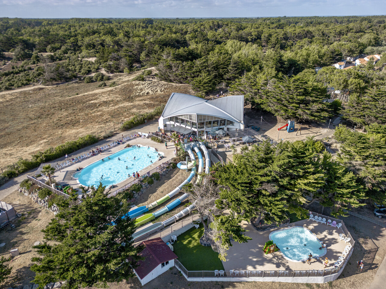 Piscines, toboggans, restaurant au camping CLICOCHIC Petit Bec � St Hilaire de Riez (85).